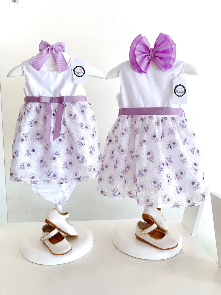 Vestido blanco con estampado flores lavanda y un lazo lavanda