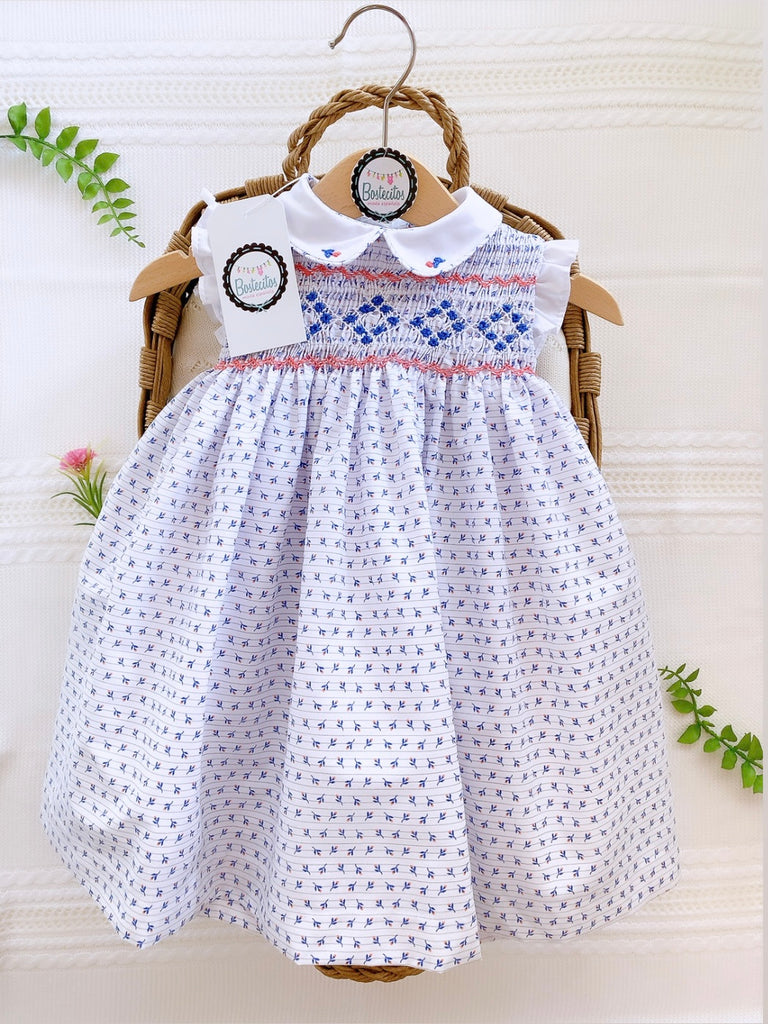 Vestido blanco con detalles azul es bordado azul y rojo