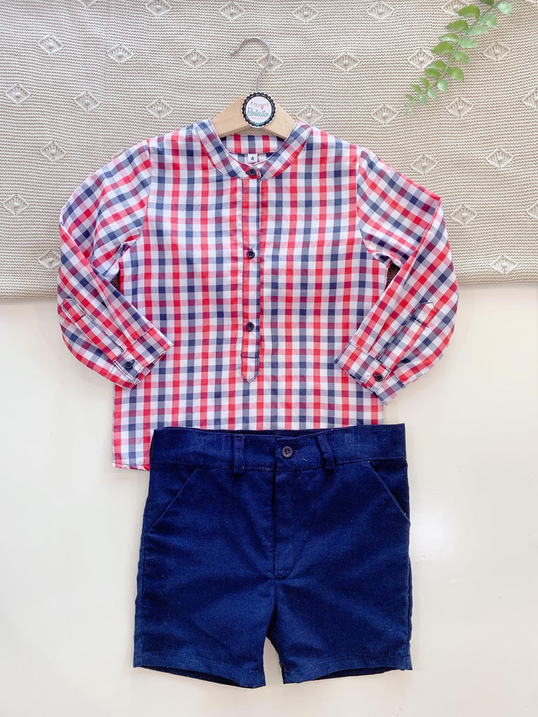 Short pana azul marino con camisa cuadros rojo con azul marino