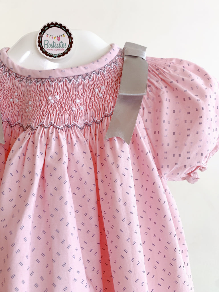 Vestido rosa bordado con moños grises en los hombros