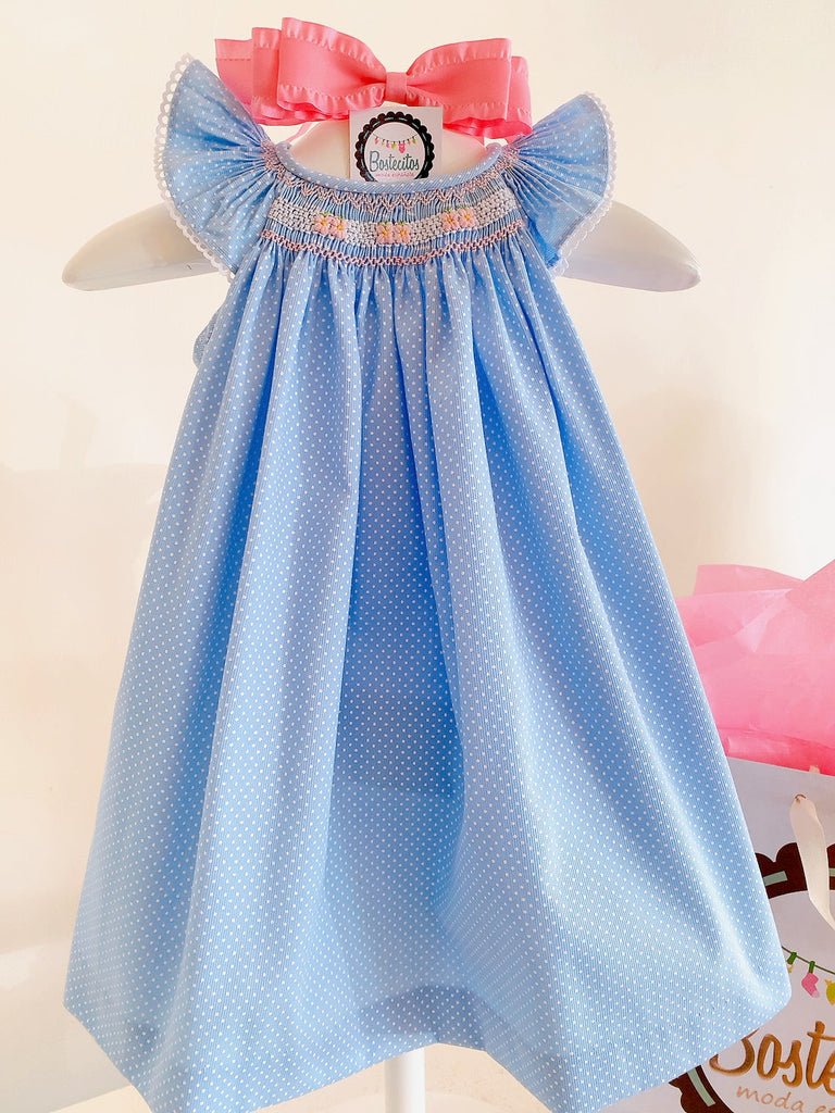 Batita punto smock azul con puntitos blancos bordado flores rosas