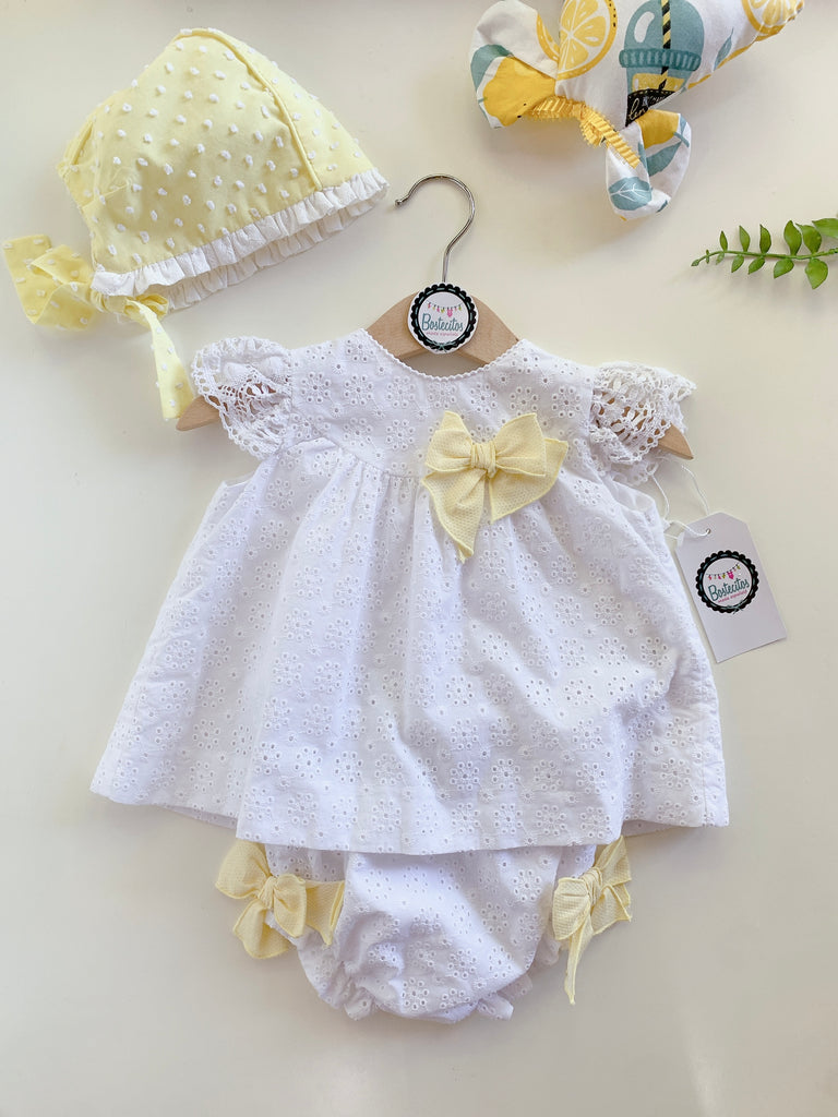 Vestido blanco con moños amarillos y gorro amarillo (12 meses)