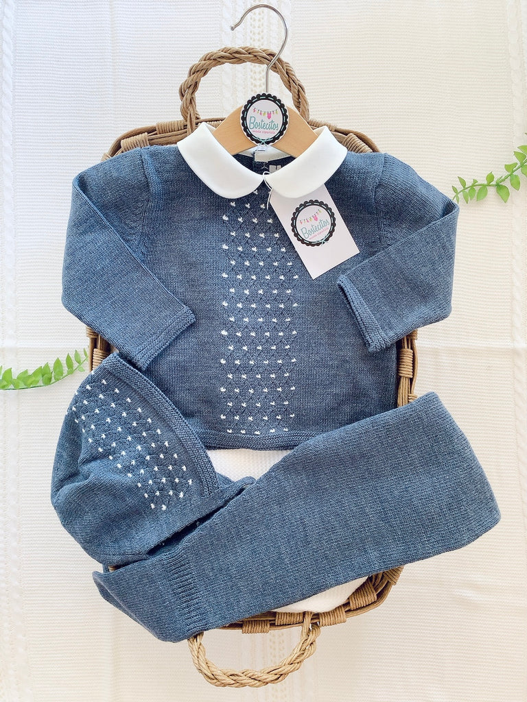 Conjunto tejido azul marino con puntitos blancos