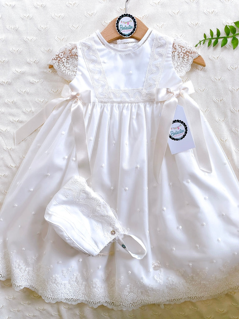 Ropon español de bautizo beige dos moños con encaje elegante en manga corta  con gorro (12 meses)