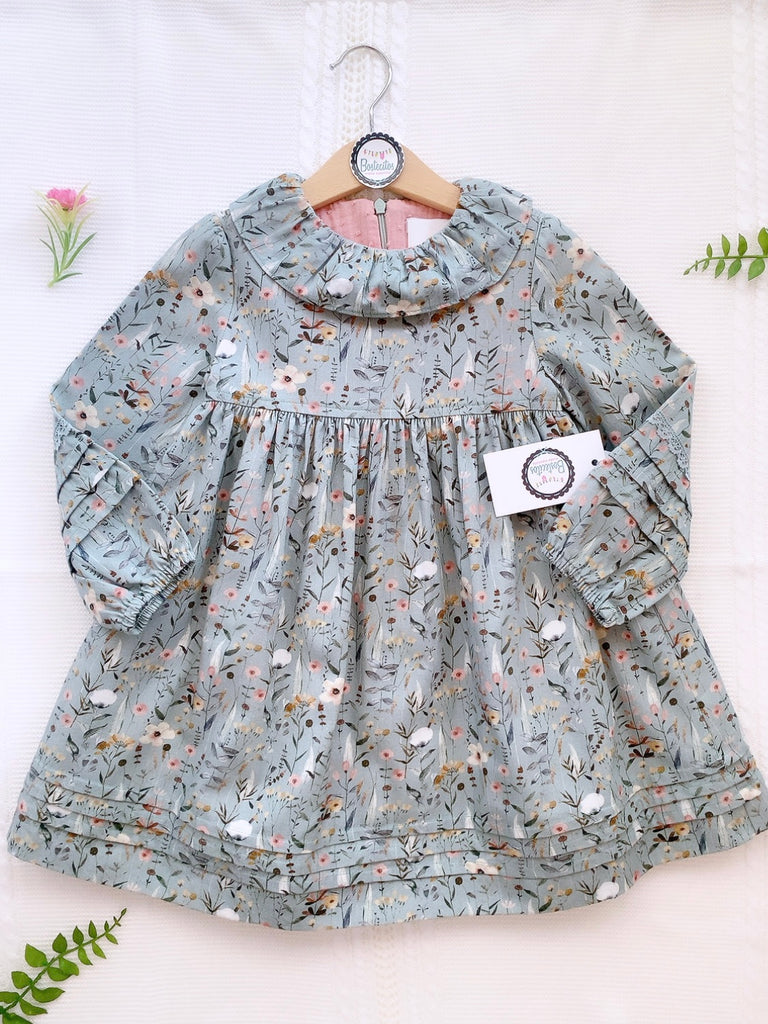 Vestido flores rosa palo con hojas y moño terciopelo