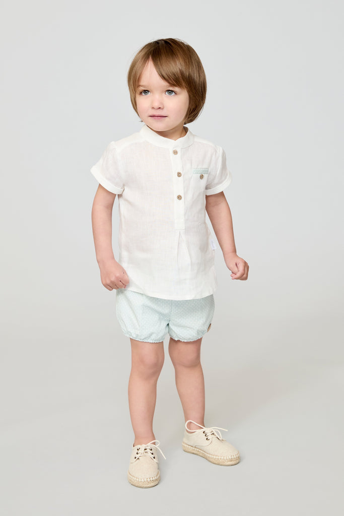 Short verde con camisa blanca cuello circular botones