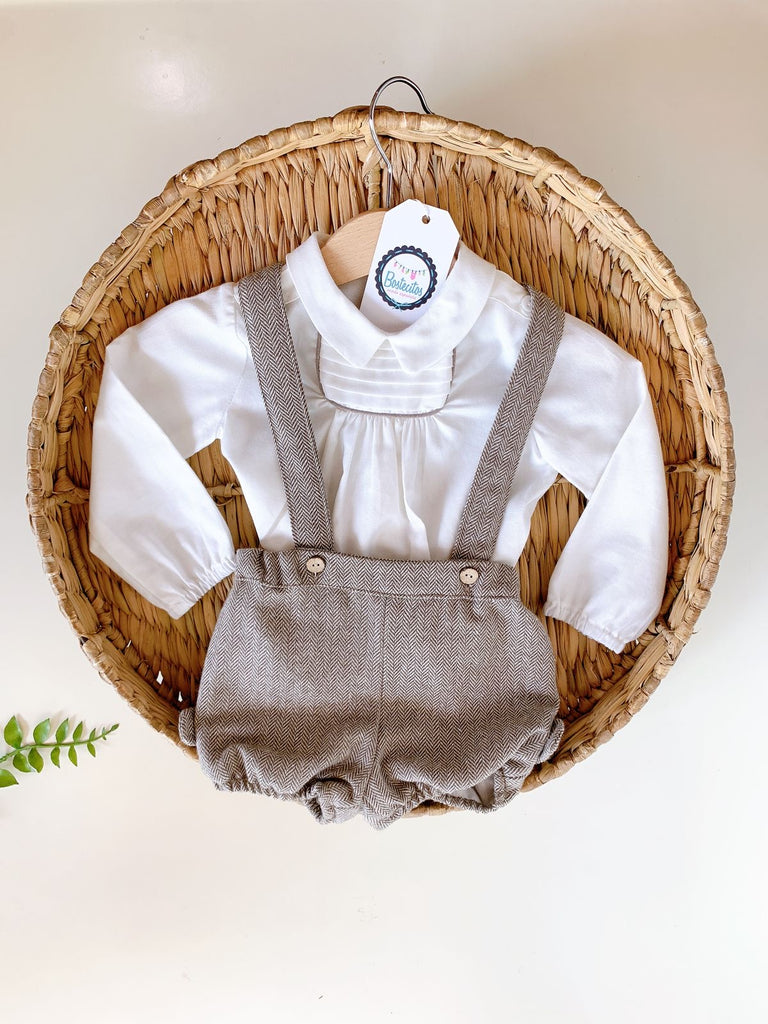 Conjunto short con tirantes café con camisa beige  (9 meses)