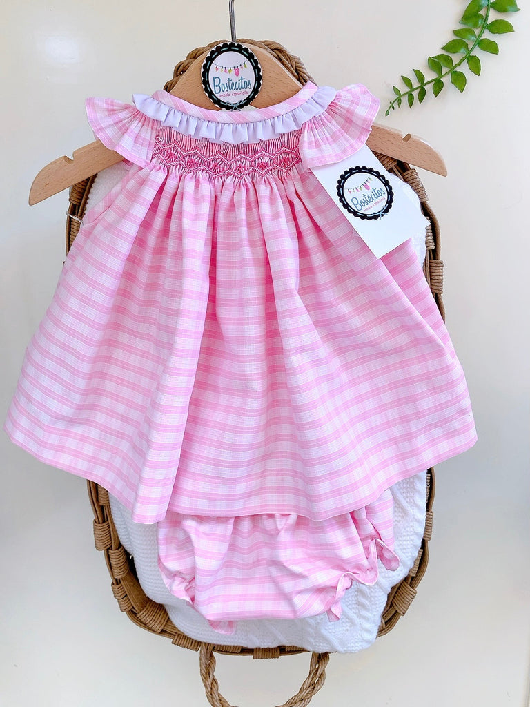 Conjunto Batita rosa con cuadros rosas y calzoncillos bordado a mano