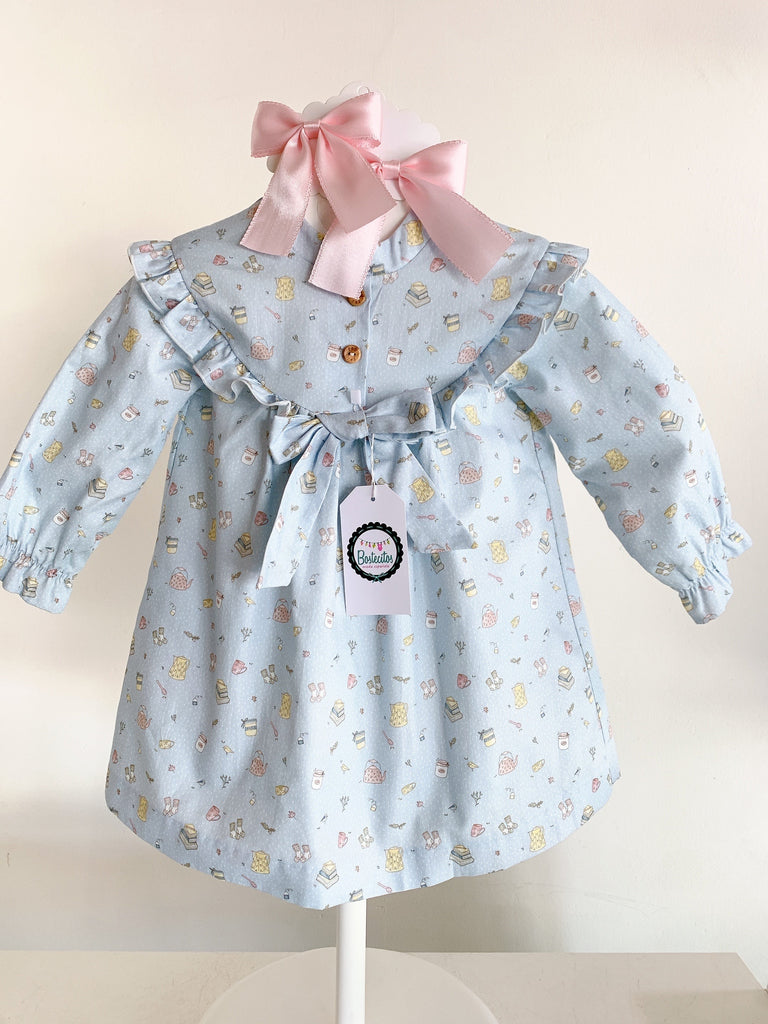 Vestido color azul bebé moño en medio manga larga con estampado libros, miel, tetera