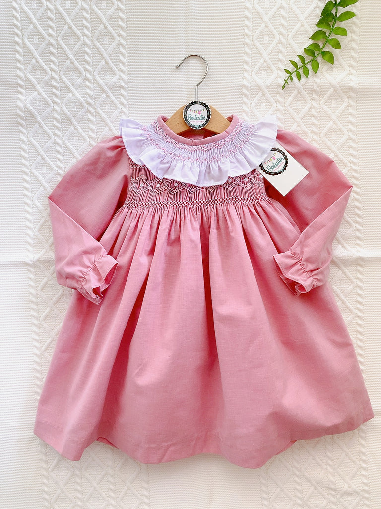 Vestido rosa palo bordado a mano con cuello bordado blanco