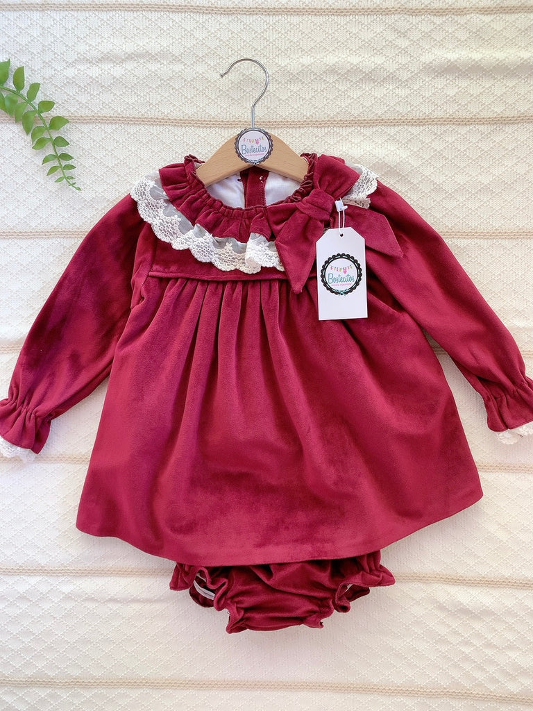 Vestido tinto terciopelo cuello Olán beige con moño y calzón