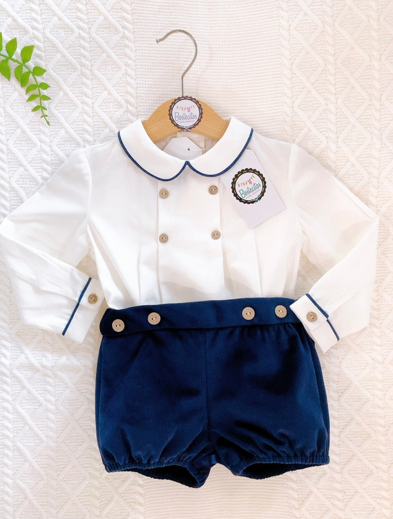 Conjunto short azul marino de terciopelo y camisa blanca cuatro botones