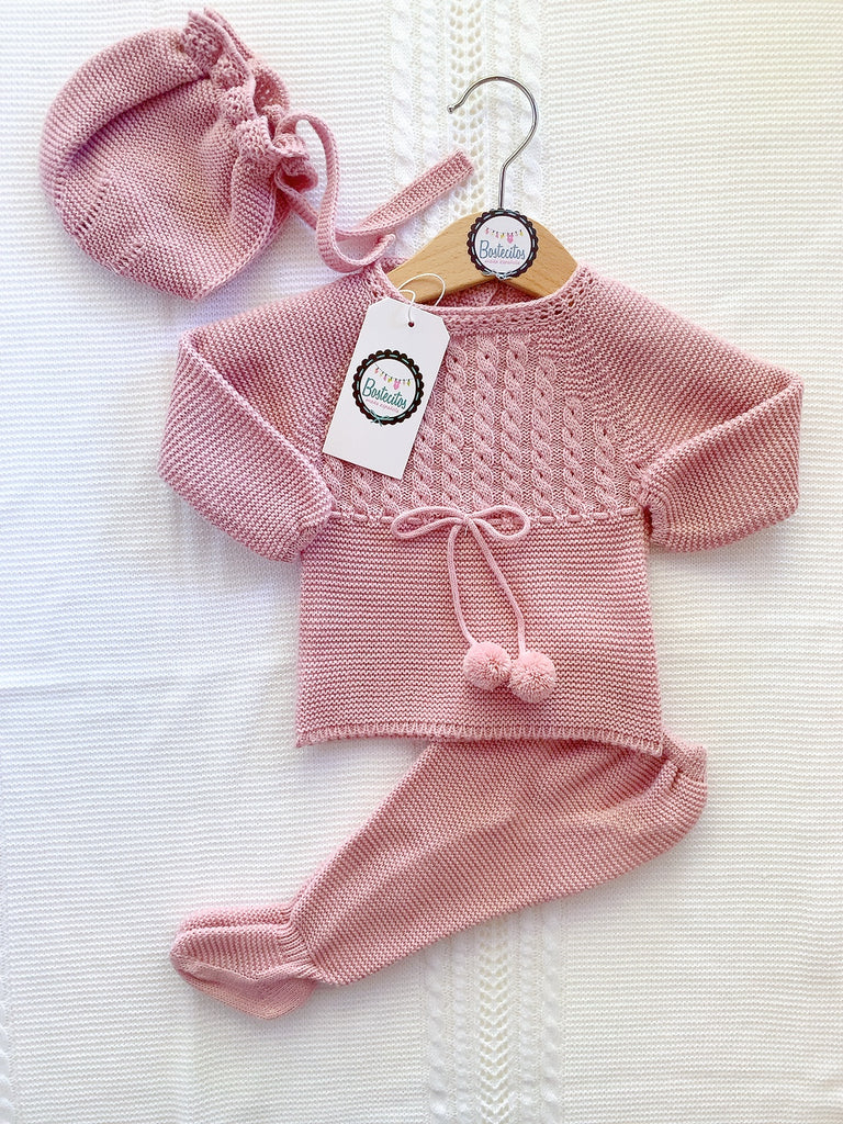 Tejido rosa palo moño en medio con dos pompones (1 mes)