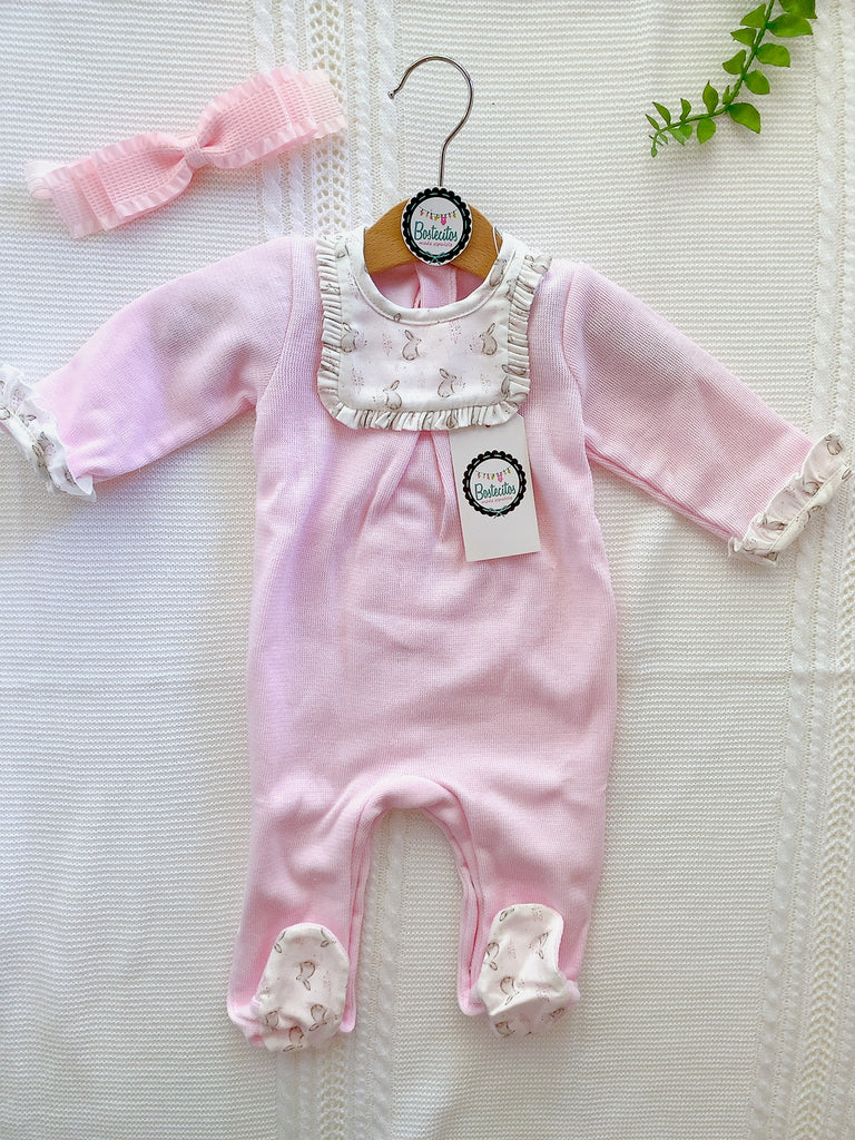 Mameluco rosita bebé con detalles en cuello estampado conejitos