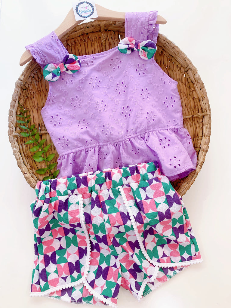 Conjunto blusa lila moños y short estampado colores