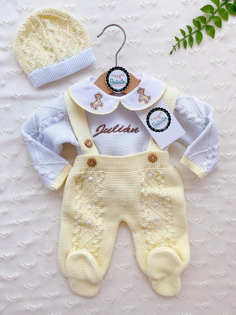 Overol tejido amarillo con cuello bordado caballitos y su gorrito (0-1 mes)