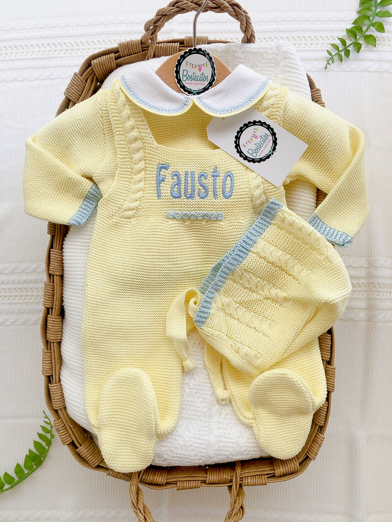 Tejido overol amarillo cuello blanco con detalles color gris (0-1 mes)