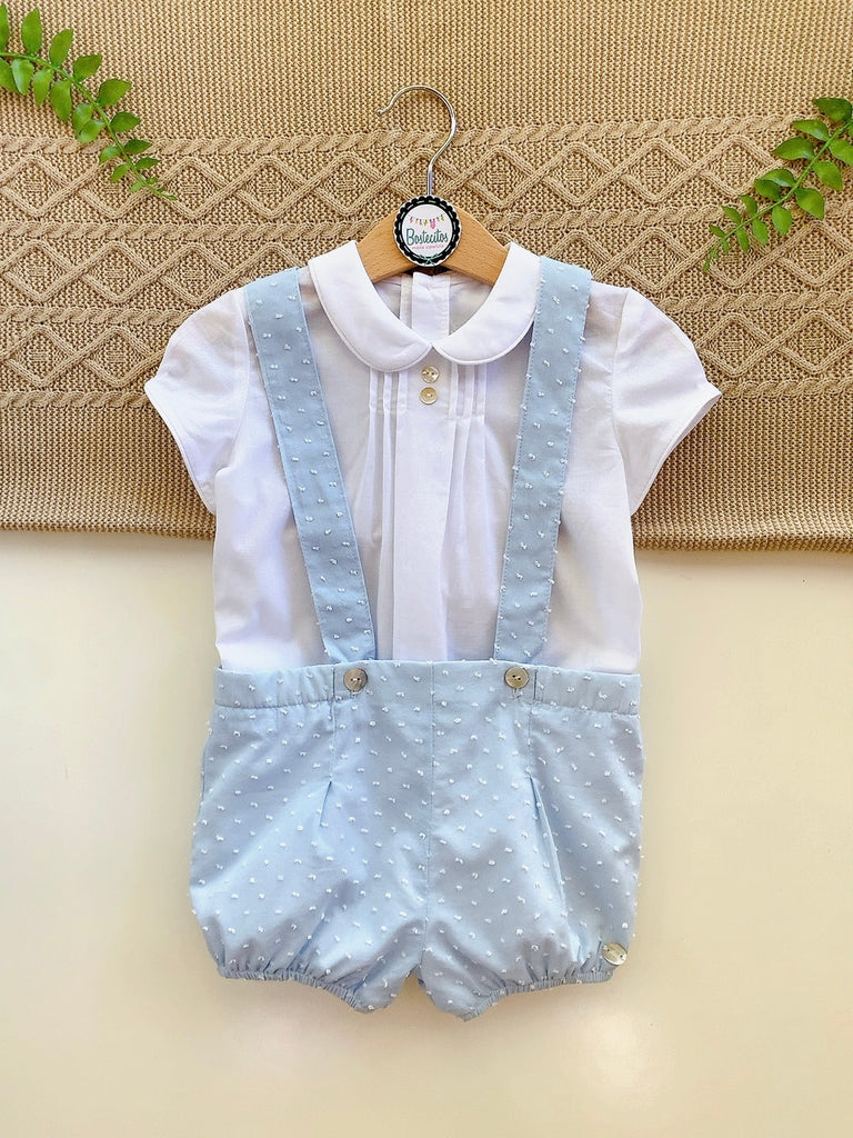 Conjunto short con tirantes plumeti azul bebé con camisa blanca