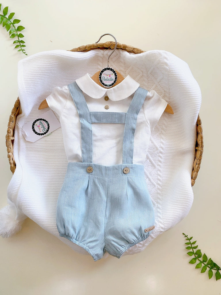 Conjunto short con tirantes azul empolvado con camisa blanca