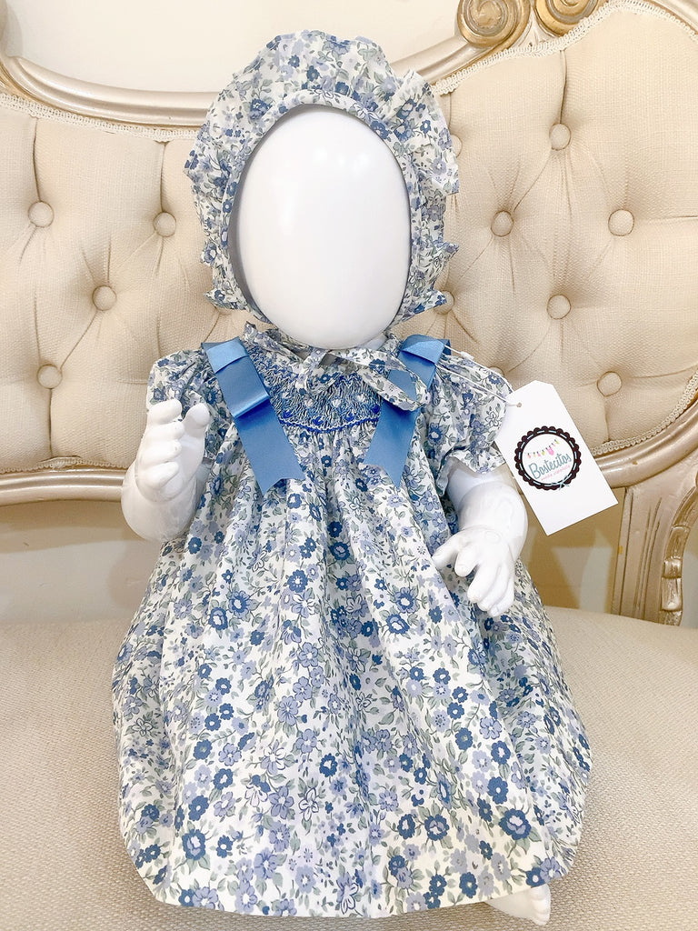 Vestido flores azules bordado a mano con moños en hombros manga bombacha gorro y calzón