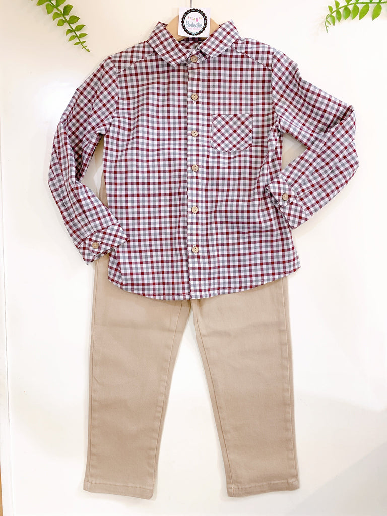 Camisa cuadros tintos  y pantalón color caqui