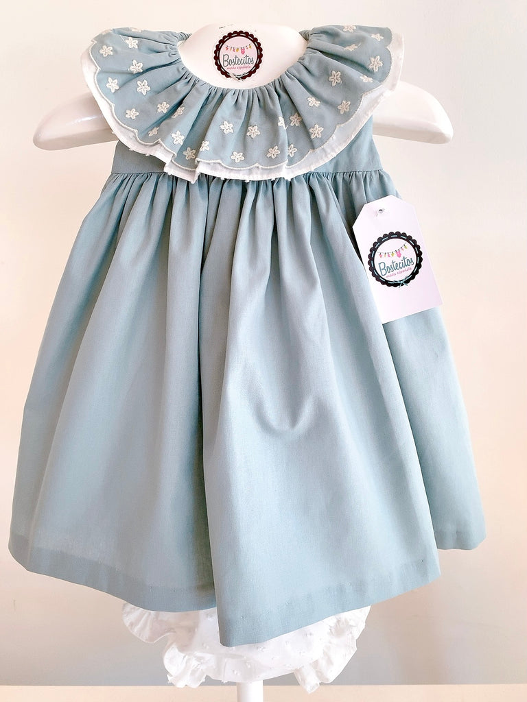 Vestido verde con cuello flores bordadas beige