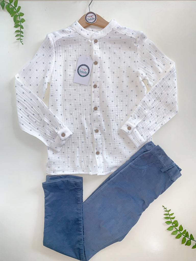 Pantalón con camisa de estrellas blanca