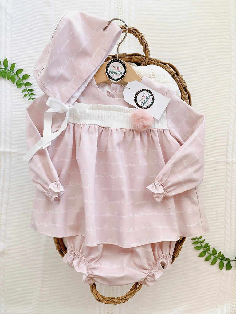 Conjunto 3 piezas rosa con pompón rosa, vestido, calzón y gorro (18 meses)