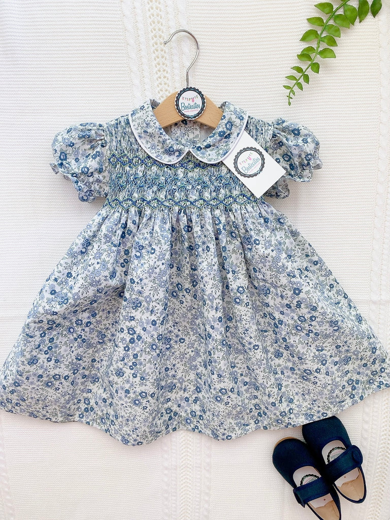 Vestido punto smock flores azules con bordado verde manga corta bombacha