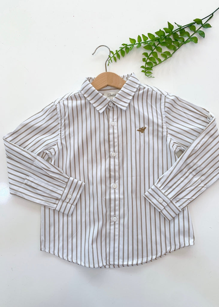 Camisa beige líneas doradas.
