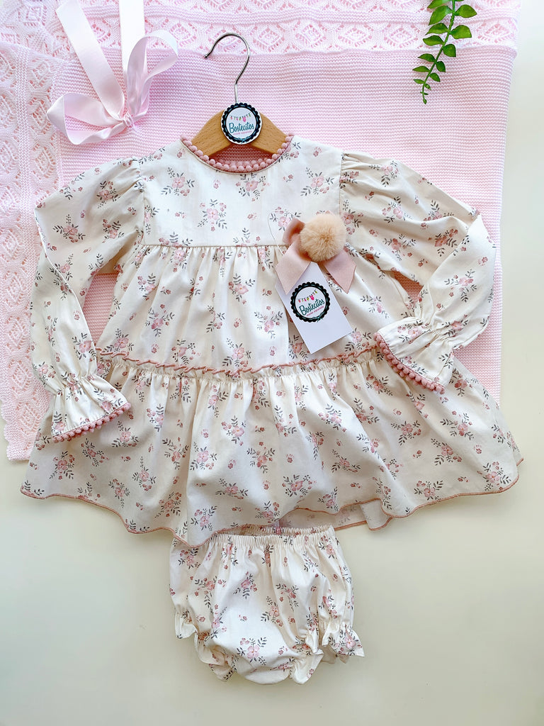 Vestido beige con flores rosas y pompón y calzón (6 años)