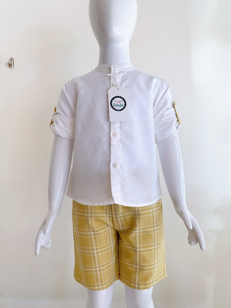Conjunto short cuadros mostaza con camisa blanca