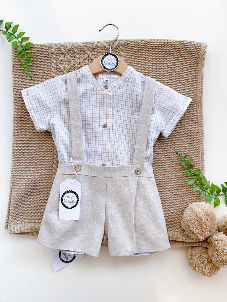 Conjunto short con tirantes color caqui con camisa cuadrada café con blanco