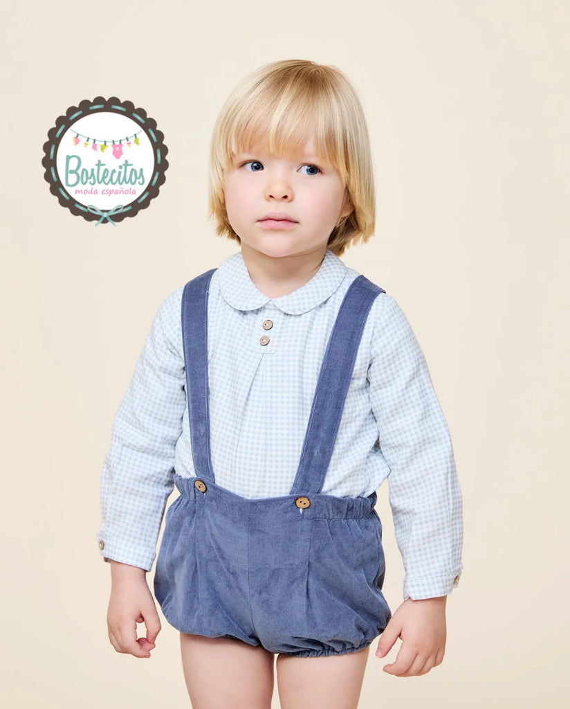 Conjunto short con tirantes azul pana con camisa gris con cuadros