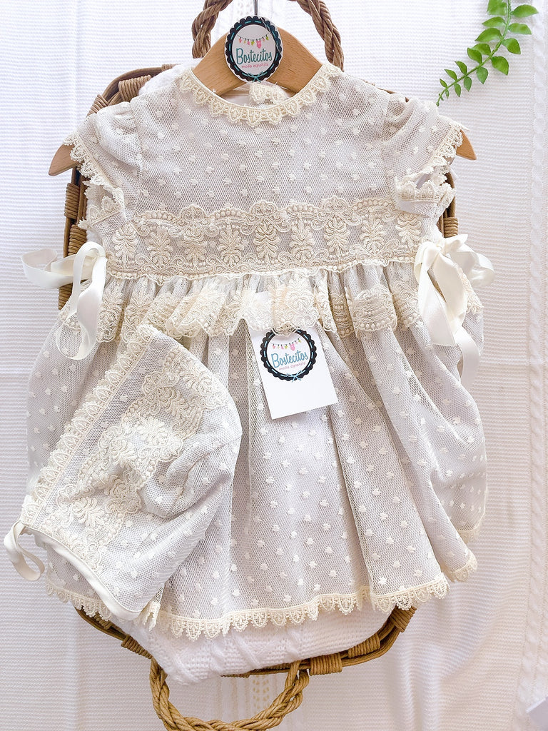 Vestido azul con encaje beige y gorro