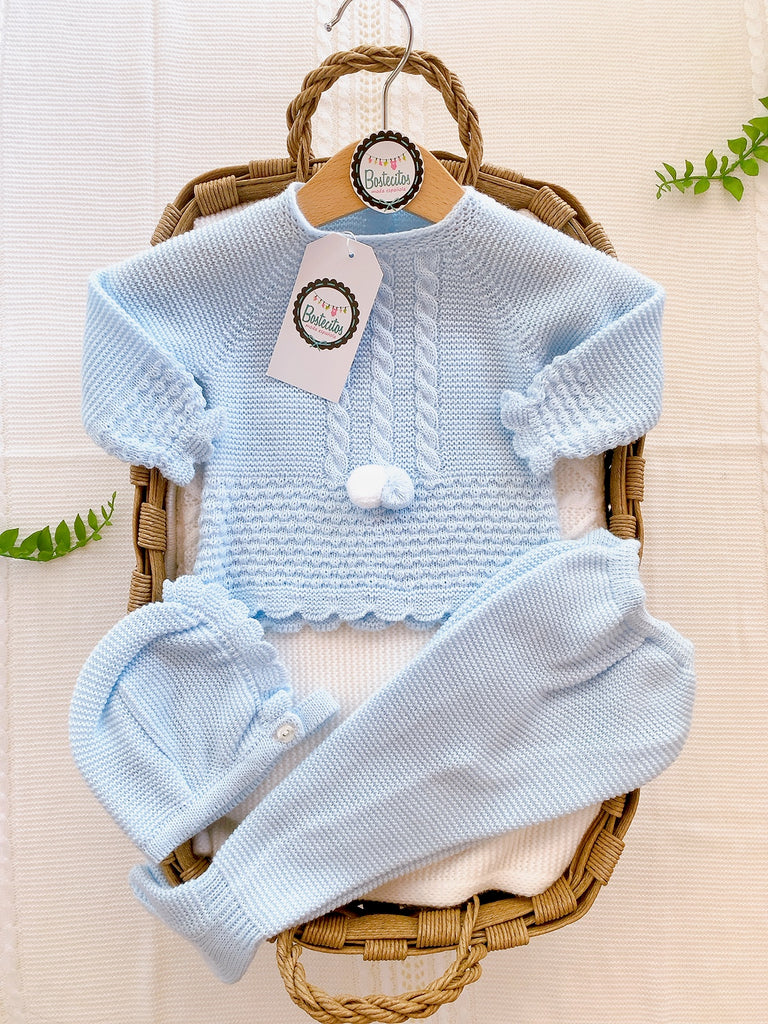 Tejido azul bebé con dos pompones una blanco y otro azul