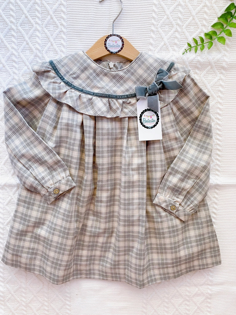 Vestido cuadros beige con gris moño de terciopelo gris en cuello