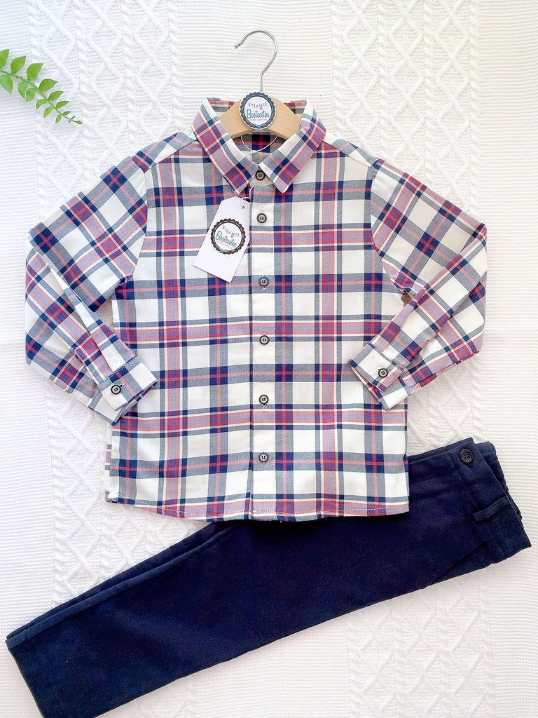 Conjunto camisa beige con cuadros tintos y negros y pantalón negro