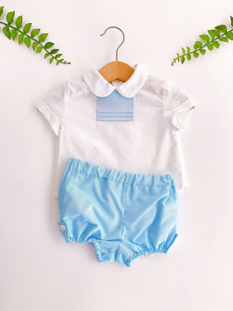 Conjunto shorts azul celeste con camisa blanca puntos