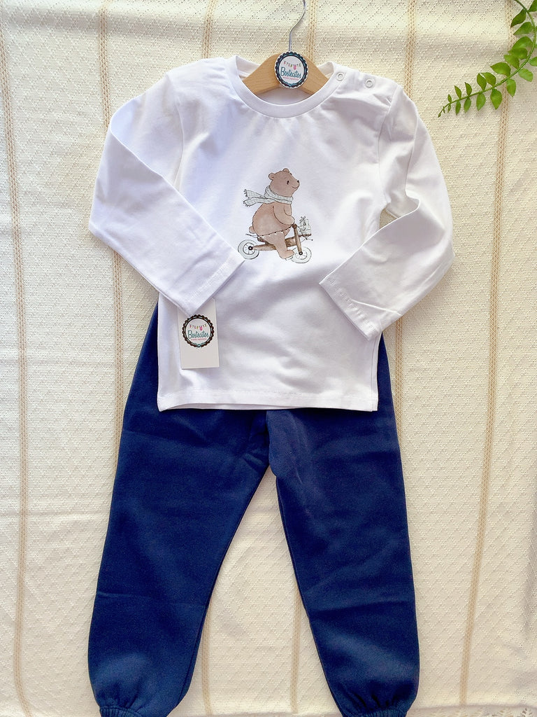 Pans azul marino con camiseta manga larga blanca