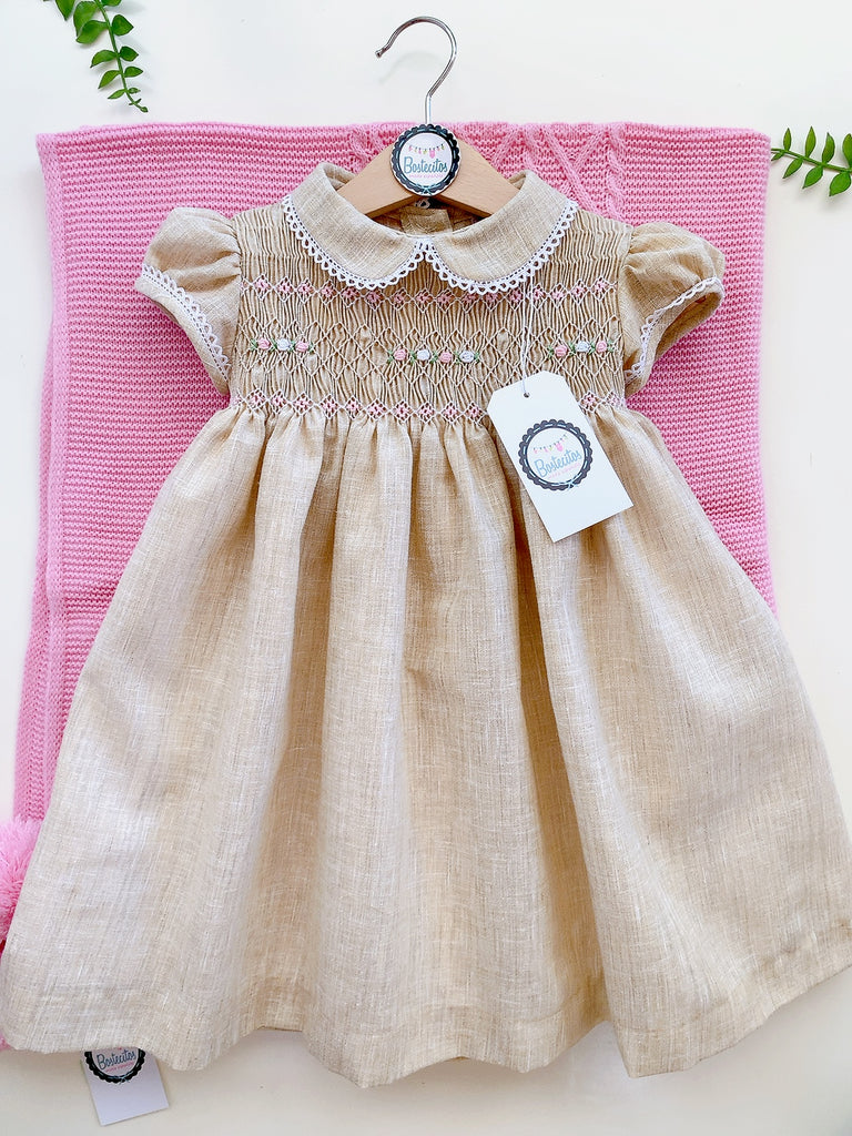 Vestido bordado a mano color caqui detalles en el cuello
