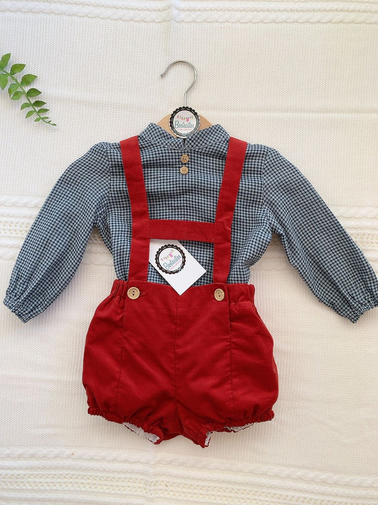 Overol corto con tirantes tinto con camisa gris con negro