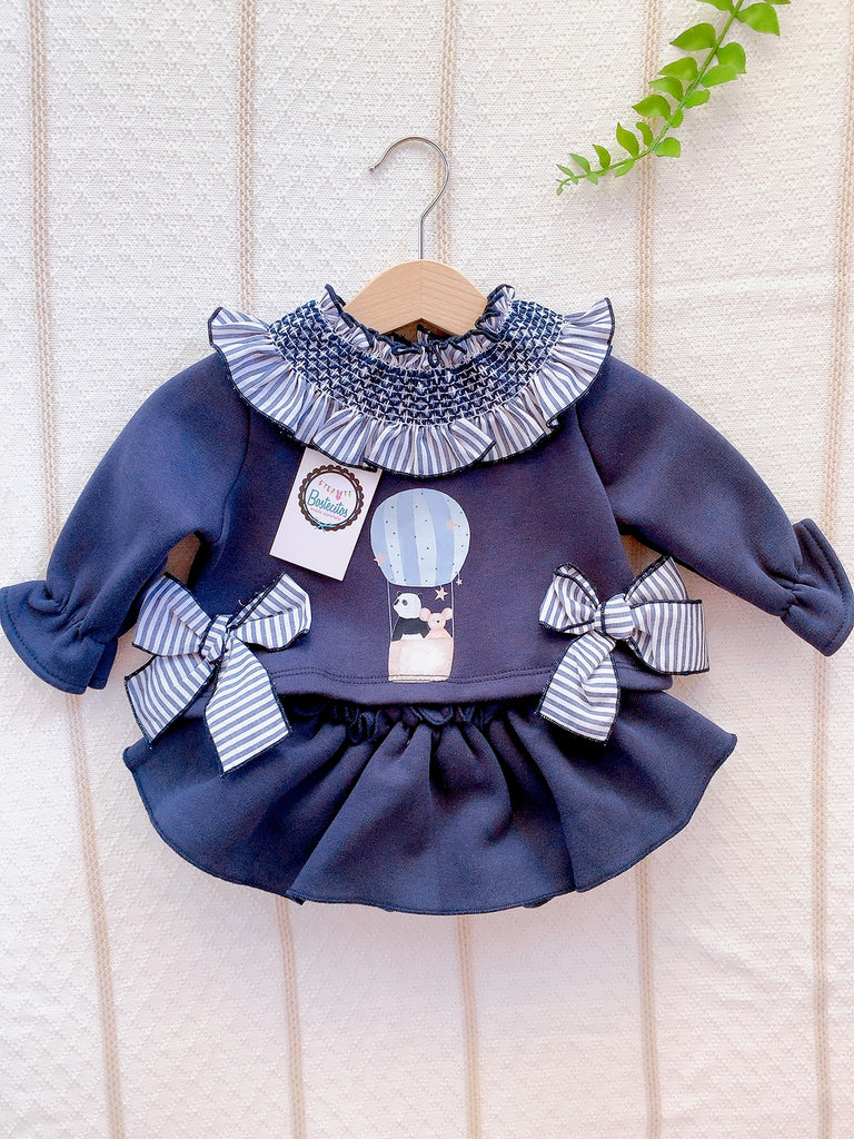 Conjunto azul marino suéter azul marino con cuello bordado y dos moños con falda calzón azul marino