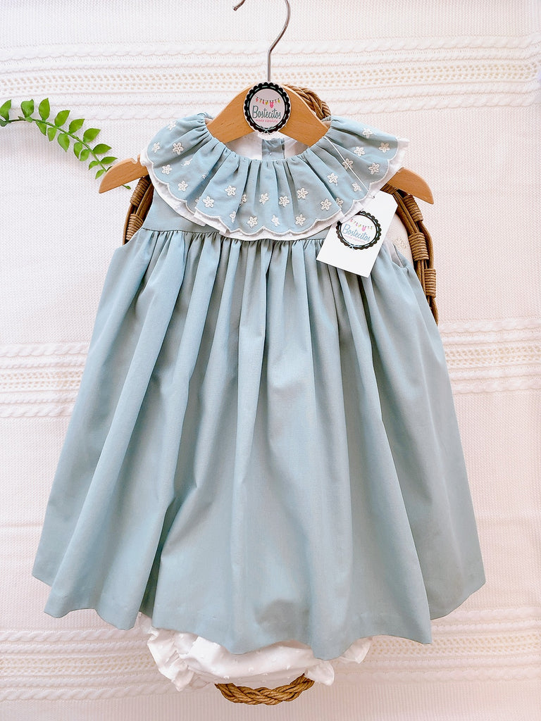 Vestido verde con cuello flores bordadas beige