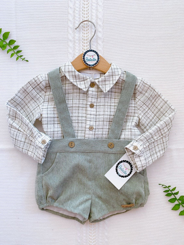 Conjubto short con tirantes verde con camisa cuadros beige con café