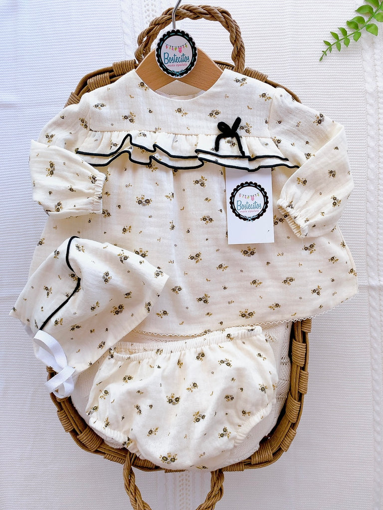 Conjunto Español beige estampado flores café con detalles negro vestido, gorro y calzón
