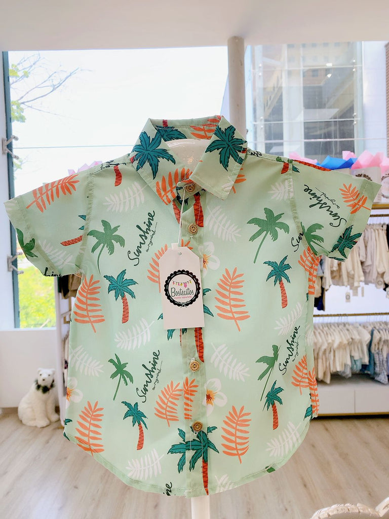 Camisa hawaiana verde con estampado palmeras