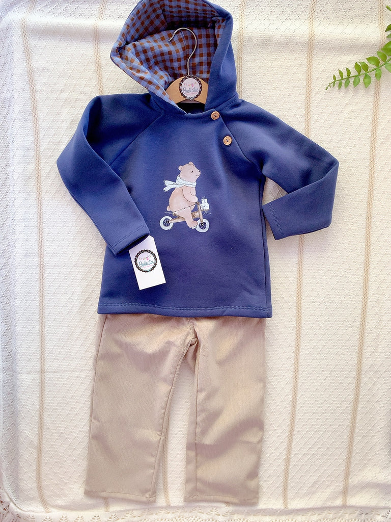 Conjunto 3 piezas pantalón color caqui pana, camisa cuadros azul con café con suéter