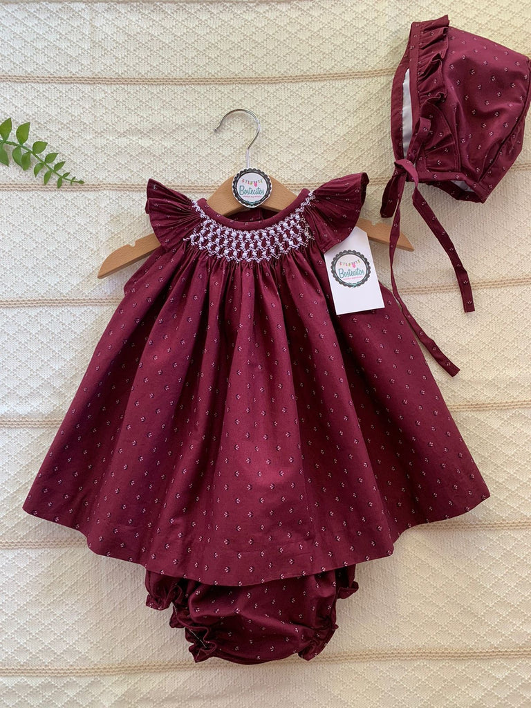 Vestido tinto bordado con calzón y gorro