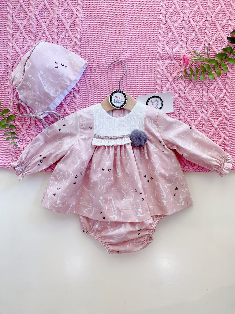 Conjunto rosa estampado gatitos vestido,gorro y calzón